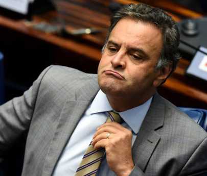Aecio Neves arma